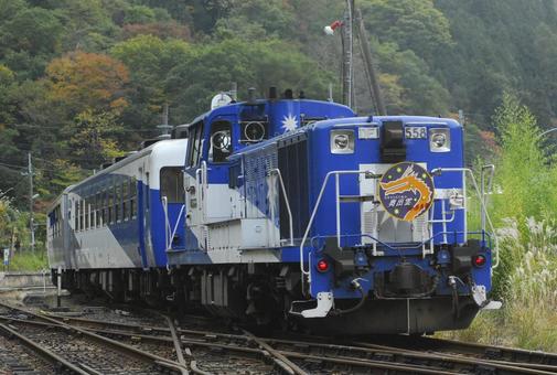 DE15 12系 奥出雲おろち号 DE15 12系 奥出雲おろち号 鉄道,電車,線路の写真素材