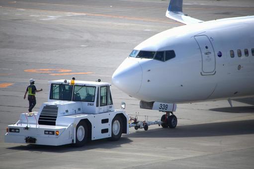 プッシュバックされる飛行機 プッシュバックされる飛行機の写真