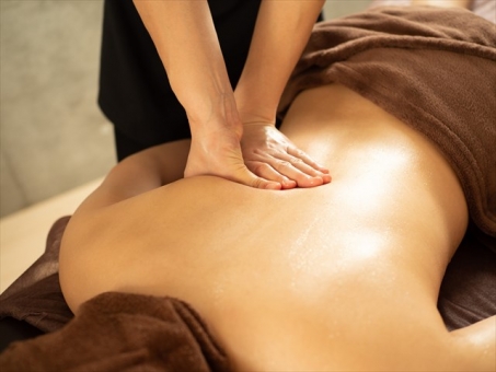 A female beautician who sheds lymph on her side, JPG A female beautician who sheds lymph on her side, एस्टे, estheticians, प्राप्त, JPG