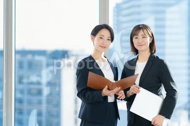 会議をする女性のビジネスマン ビジネス,会議,オフィスの写真素材