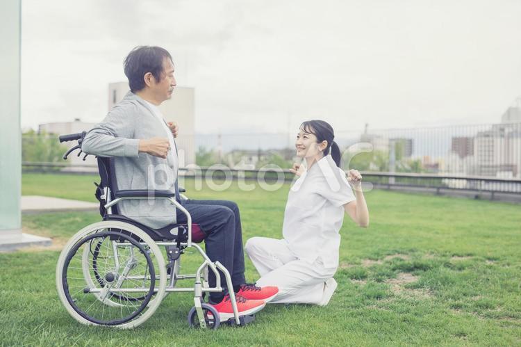 リハビリをする患者と医療スタッフ 作業療法士,理学療法士,リハビリの写真素材