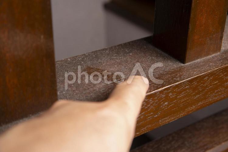 降り積もったホコリを指で掃う様子 ほこり,埃,ちりの写真素材