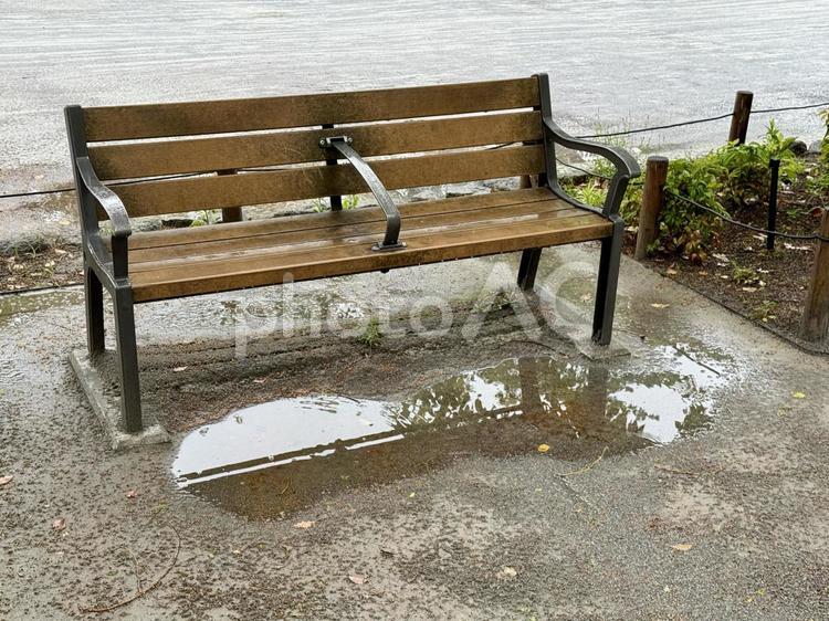 雨の日の公園のベンチ 椅子,濡れる,雨天の写真素材