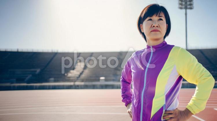 陸上競技を楽しむ中年・シニア女性10 陸上競技,短距離,長距離の写真素材