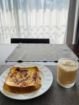 フレンチトーストとカフェオレ フレンチトーストとカフェオレの写真