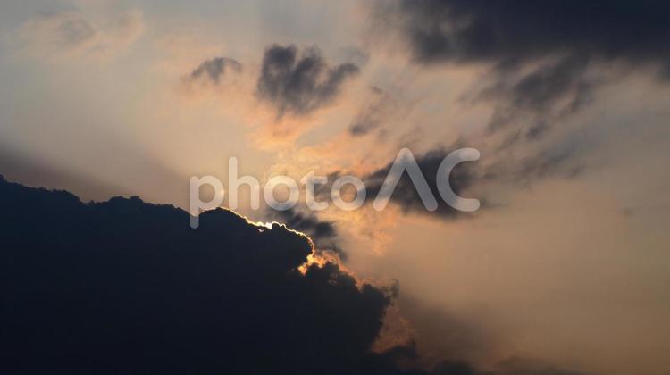 雲間から鮮やかに差す秋の夕日 秋,夕陽,逆光の写真素材