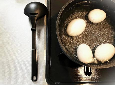 沸騰したお湯で卵をゆでる様子 沸騰したお湯で卵をゆでる様子の写真