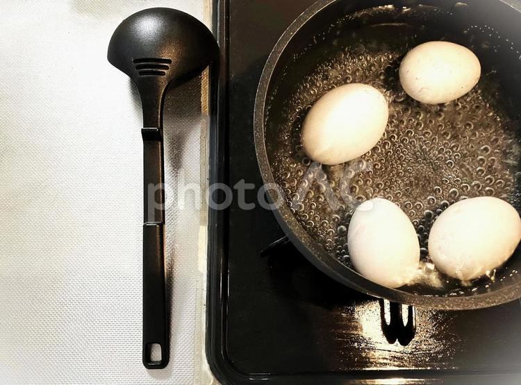 沸騰したお湯で卵をゆでる様子 ゆで卵,卵料理,卵の写真素材