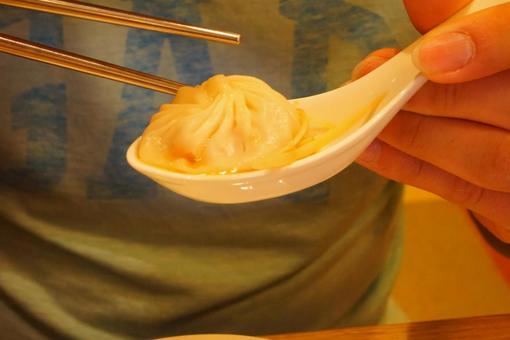 滴る小籠包 滴る小籠包 小籠包,滴る,ジューシーの写真素材