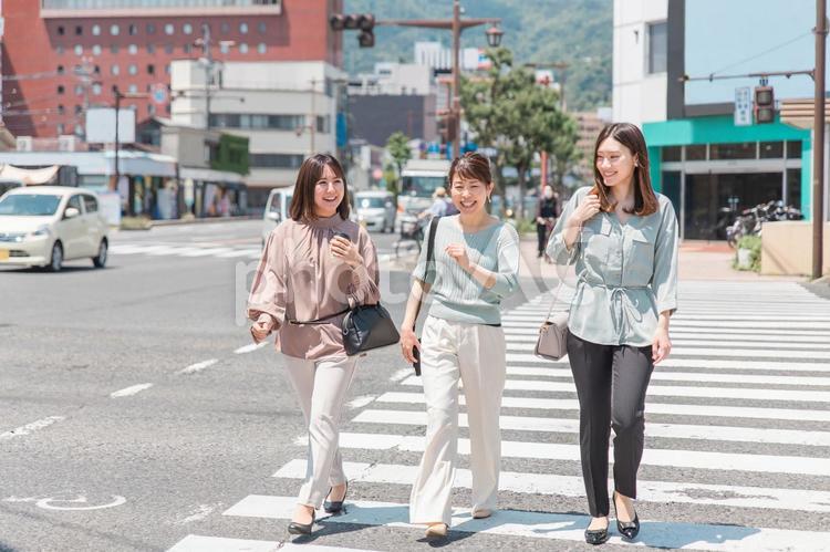 横断歩道を歩くアジア人ビジネスウーマン 女性,ビジネスウーマン,ランチの写真素材