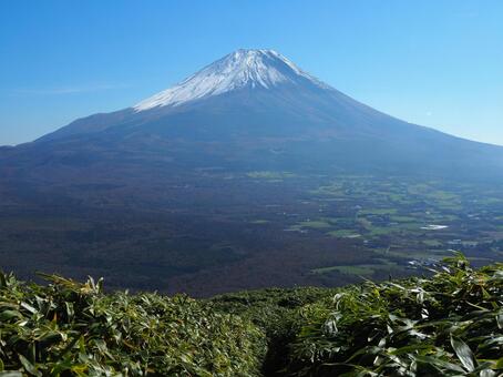 竜ヶ岳 竜ヶ岳,真正面,富士山が見える山の写真素材