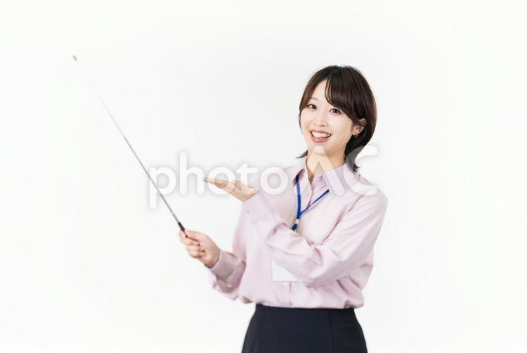 指し棒を使って説明する女性ビジネスマン 女性,ビジネス,人物の写真素材