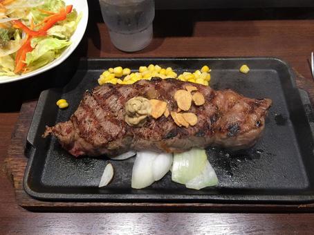 1人前の約350gサーロインステーキ肉 サーロイン,ステーキ,牛肉の写真素材