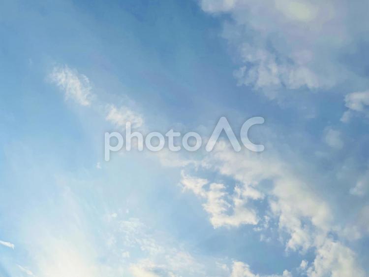 明るく爽やかな青空　雲のコピースペース 青空,空,雲の写真素材
