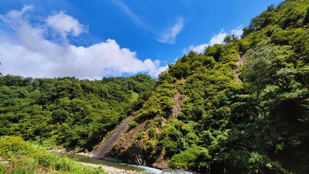 緑の山と青空 緑の山と青空の写真