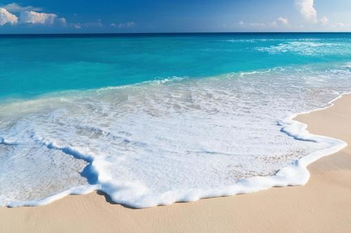 夏のエメラルドグリーンの海と白い波 夏のエメラルドグリーンの海と白い波の写真