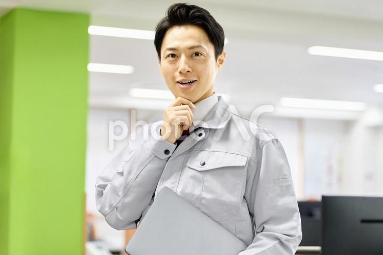 ノートパソコンを持つ作業員　ビジネス エンジニア,技術者,ビジネスマンの写真素材