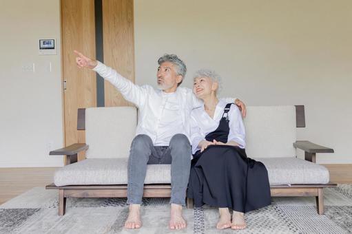 肩を組む仲良しシニアカップル 肩を組む仲良しシニアカップル シニア,夫婦,指差しの写真素材
