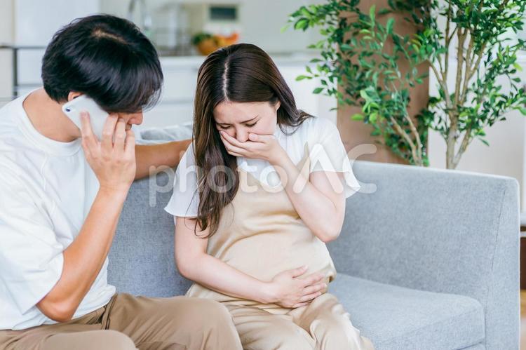 出産直前の妊婦の病院を探す男性（スマホ） 破水,陣痛,妊婦の写真素材