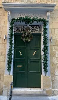 クリスマスに飾られた緑色のドア クリスマス,クリスマス装飾,ドアの写真素材