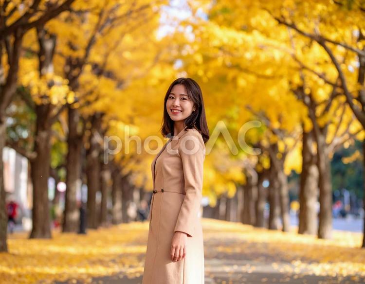 ストリートスナップ・イチョウ並木の彼女 女性,イチョウ並木,ストリートスナップの写真素材
