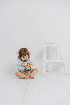 玩具を見て驚く子供 玩具を見て驚く子供 赤ちゃん,かわいい,玩具の写真素材
