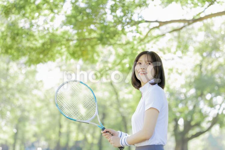 テニスを楽しむ女性 テニス,女性,ラケットの写真素材