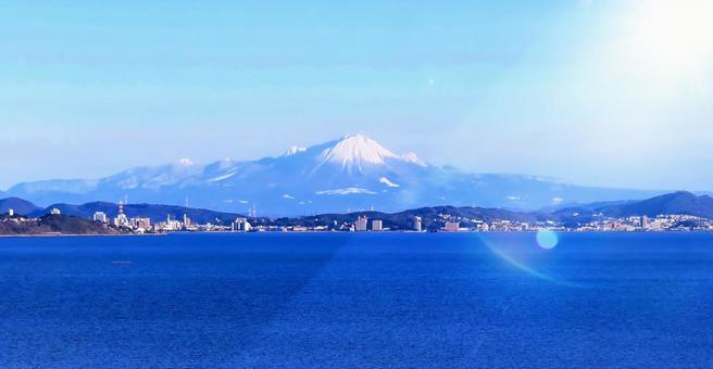 ガラス窓越しの大山遠景と宍道湖 大山,宍道湖,冬の写真素材