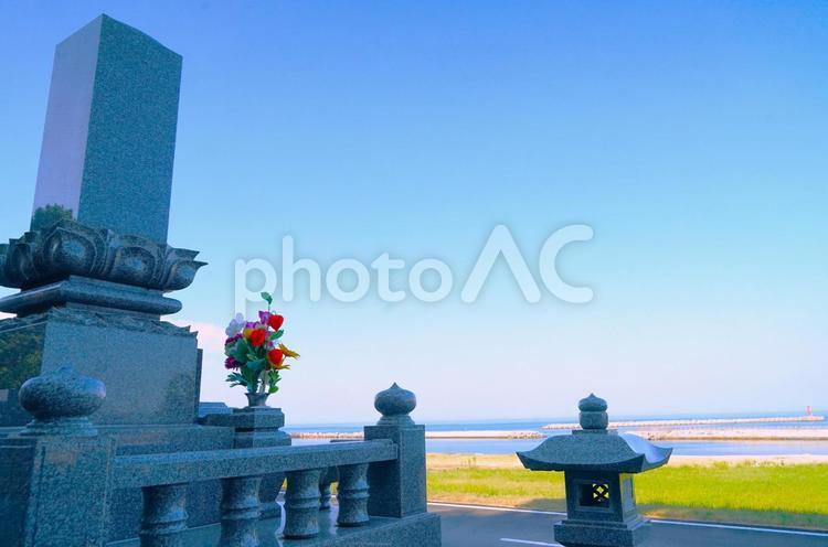 海沿いの供養場 お盆,墓,海の写真素材