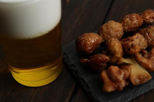 焼き鳥とビールの組み合わせ 焼き鳥とビールの組み合わせ 焼き鳥,ビール,串焼きの写真素材
