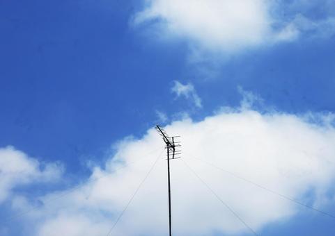 テレビアンテナと青空 テレビアンテナと青空の写真