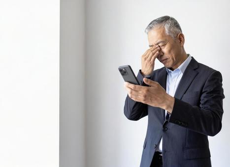 スマホ 60代 笑顔 老眼 スマホ 60代 笑顔 老眼の写真