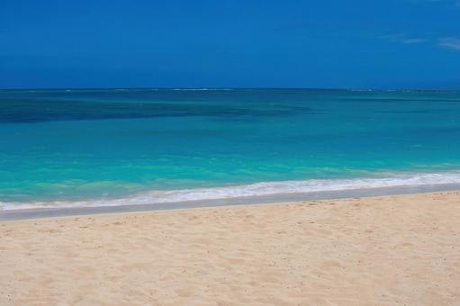 Hawaii's deep blue waters and white sand beaches, JPG Hawaii's deep blue waters and white sand beaches, JPG