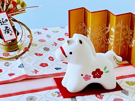 午の置物と迎春飾り 午,年賀状,午年の写真素材