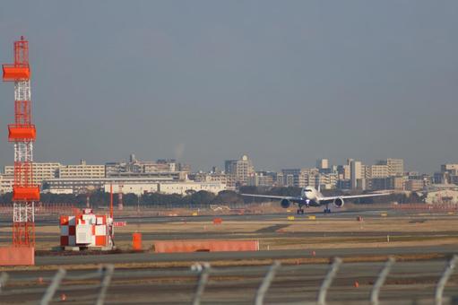 福岡空港、昼の離陸シーン 福岡空港、昼の離陸シーンの写真