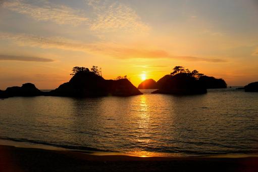 堂ヶ島の向こうに見える綺麗な夕陽 堂ヶ島の向こうに見える綺麗な夕陽の写真