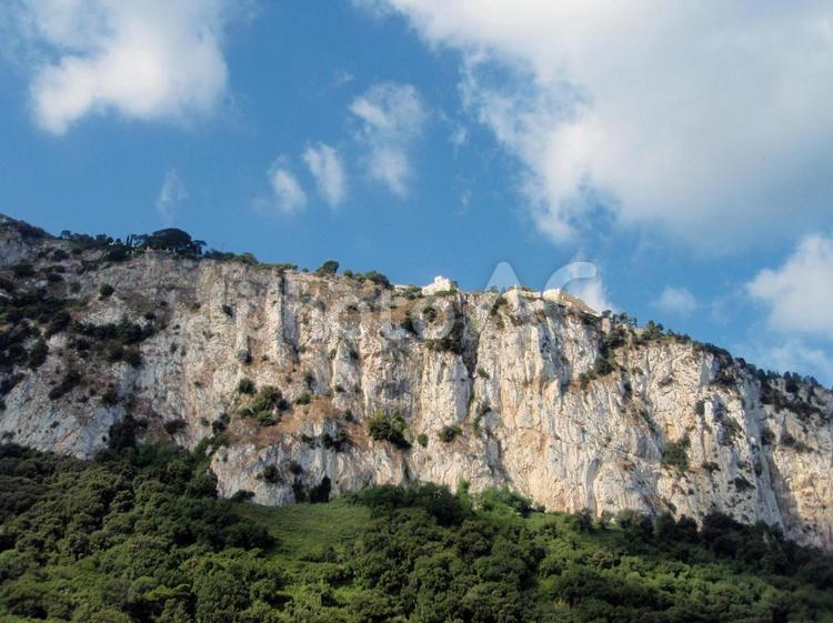 イタリアの自然　岩山と雲 岩,岩山,雲の写真素材