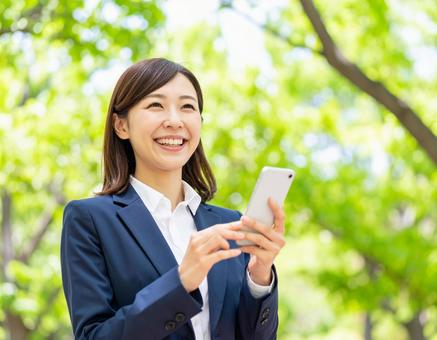 スマホを持っている女性 スマホを持っている女性の写真