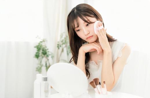 メイク中に落ち込む,悩む女性（肌荒れ） メイク,ファンデ,ファンデーションの写真素材