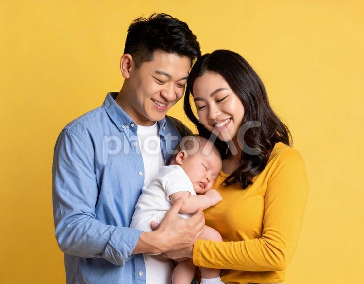 赤ちゃんを抱く幸せそうな夫婦 赤ちゃん,夫婦,親子の写真素材