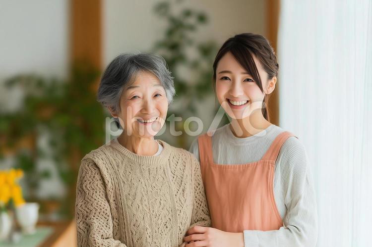 笑顔で寄り添う若い介護士女性とシニア女性 介護,女性,高齢者の写真素材
