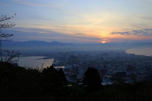函館山の頂上から眺める朝焼けの函館市街 函館山の頂上から眺める朝焼けの函館市街の写真