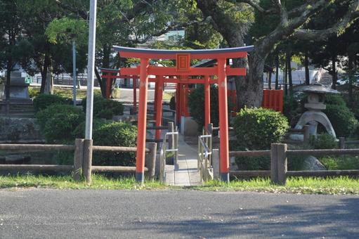 赤い小さい鳥居 赤い小さい鳥居の写真