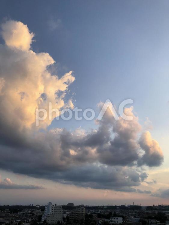 夕暮れの空 雲,空,もくもくの写真素材