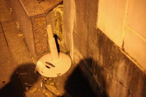 道に落ちてる壊れた扇風機 扇風機,壊れた,道の写真素材