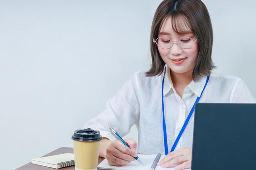デスクワークをする若い女性 女性,若い,眼鏡の写真素材