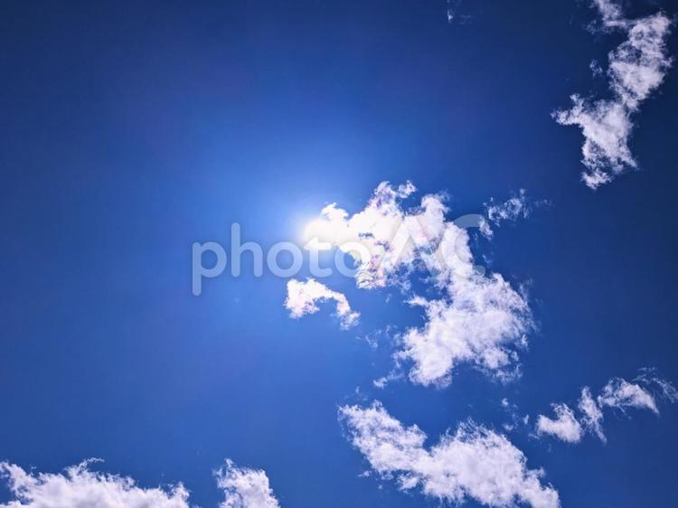 青い空と白い雲の風景 青空,太陽,日差しの写真素材