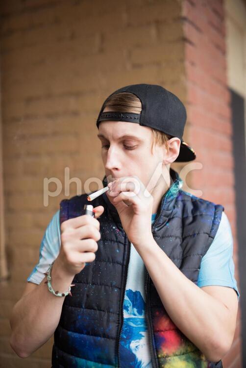 手巻き大麻を吸う若者2 男性,外国人,大麻の写真素材