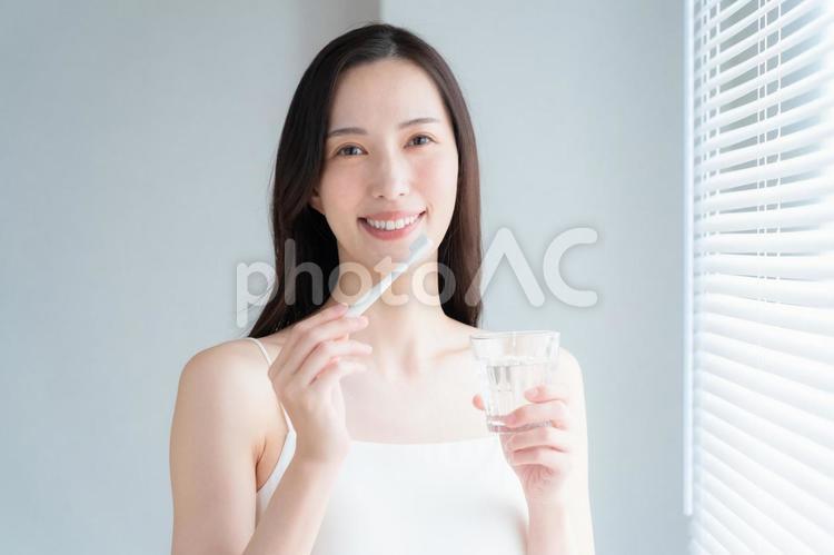 歯磨きをする若い女性 歯磨き,ホワイトニング,オーラルケアの写真素材