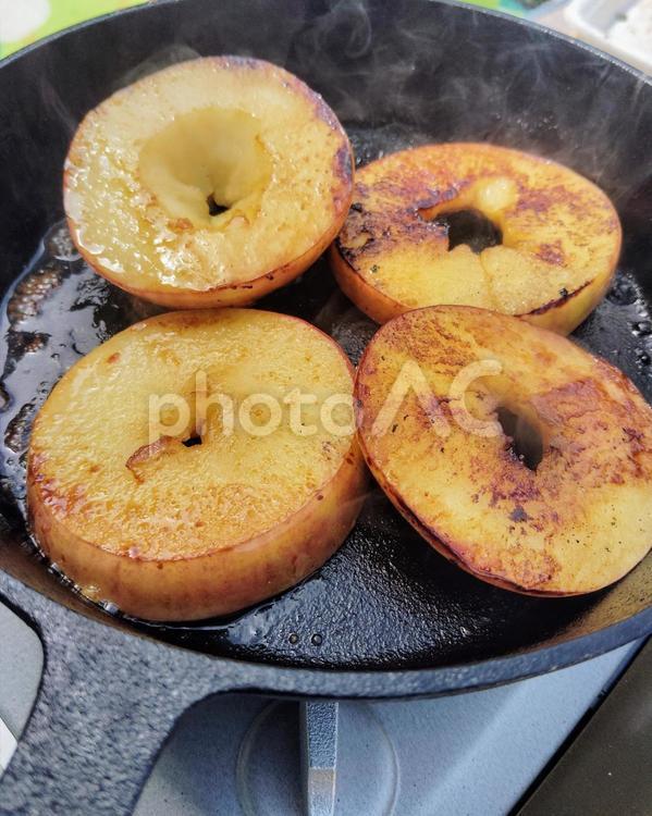 焼きりんご 焼きりんご,バーベキュー,スキレットの写真素材